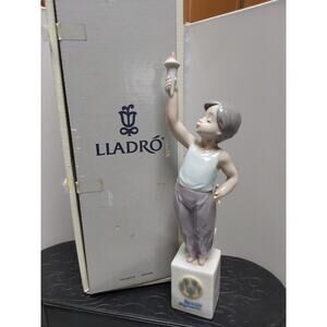 Lladro Figurine Olympic Torch number 7513 Mint in box Retail issue price $165.00